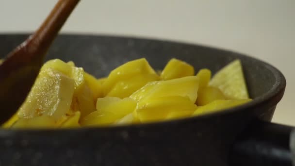 Fritar Batatas Uma Panela — Vídeo de Stock