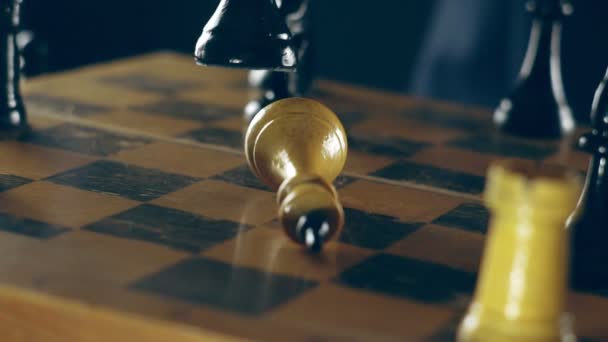 Muž Obleku Který Hraje Šachy — Stock video