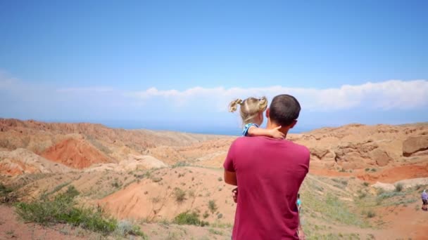 Père Avec Enfant Dans Les Montagnes — Video