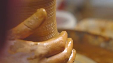 bir sürahi Potter yapar