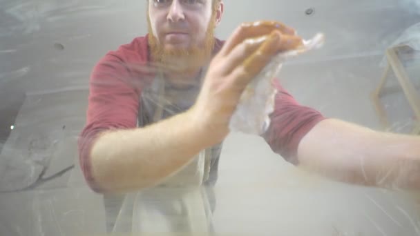男はガラスを拭く — ストック動画