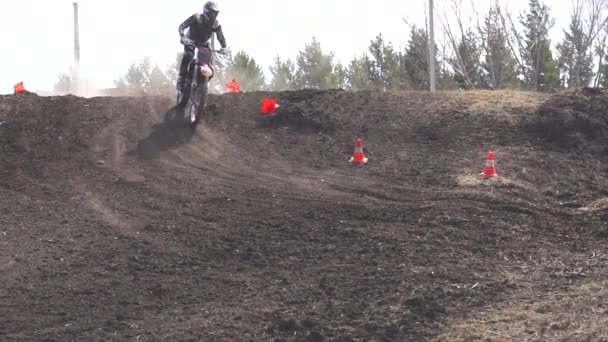 Novokuzneck, Rosja - 21.04.2018: zawodów motocross — Wideo stockowe