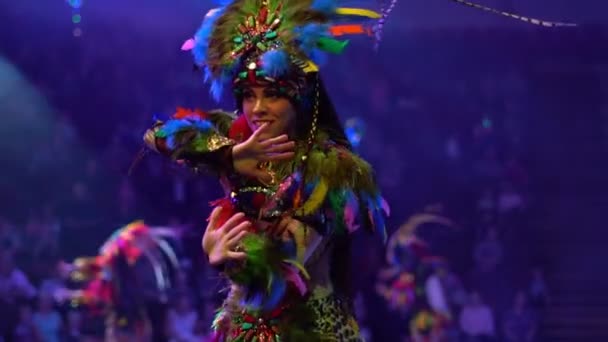 Novokuzneck, Rusland - 22.09.2018: meisje in Carnaval kostuum — Stockvideo