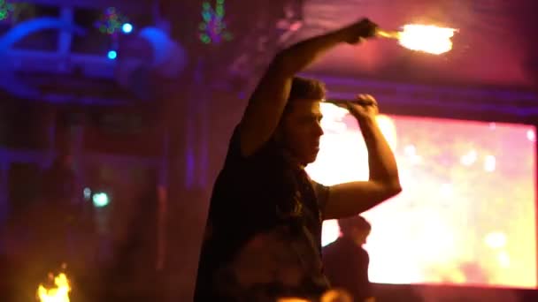 Novokuzneck, Rusya, 21.10.2018: ateş gösterisi sokakta — Stok video