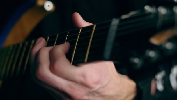 Der Kerl spielt Gitarre — Stockvideo
