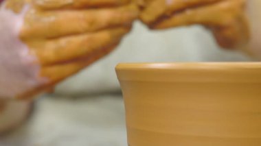 bir sürahi Potter yapar