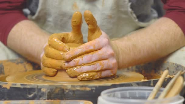 Potter maakt een kruik — Stockvideo