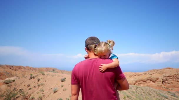 Pai com criança nas montanhas — Vídeo de Stock
