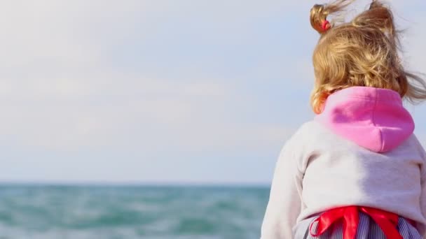 Çocuk deniz kenarında duruyor — Stok video