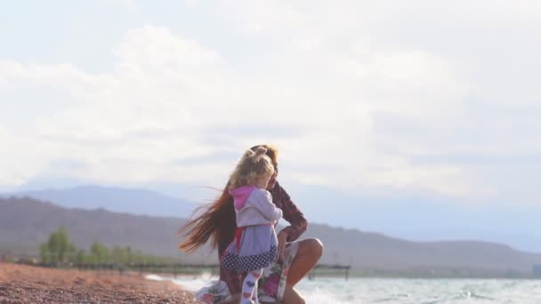 Mãe e filha junto ao mar — Vídeo de Stock