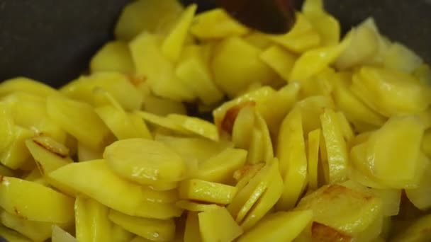 在锅里炒的美味香脆炸土豆片 — 图库视频影像