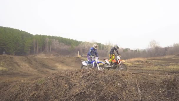 Novokuzneck, Rusland - 21.04.2018: motorcross-wedstrijden — Stockvideo
