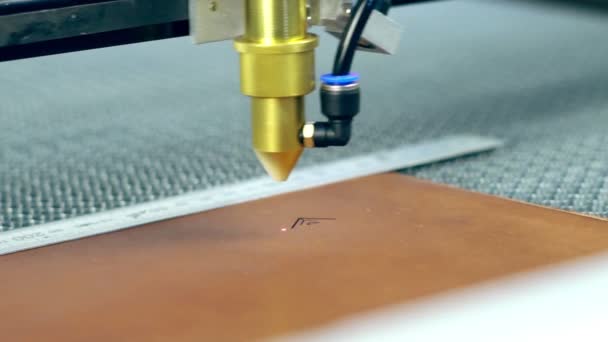 Máquina CNC láser para cuero — Vídeo de stock