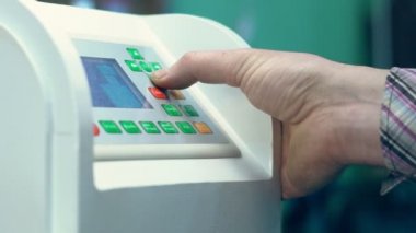 endüstriyel ekipman düğmelere basmak