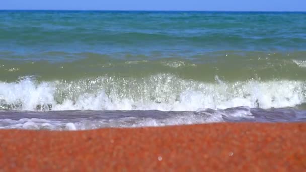 海岸近くの海の波 — ストック動画