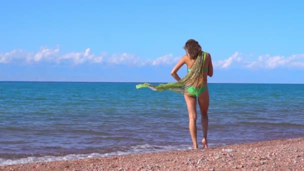 Eine Frau Steht Meer — Stockvideo