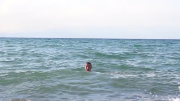 Человек Купается Море — стоковое видео