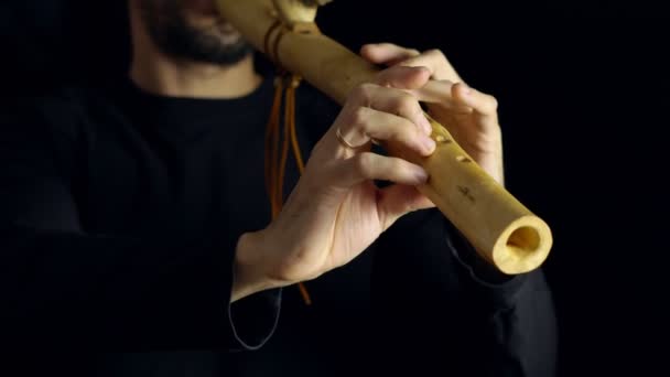 Человек Играет Флейте — стоковое видео