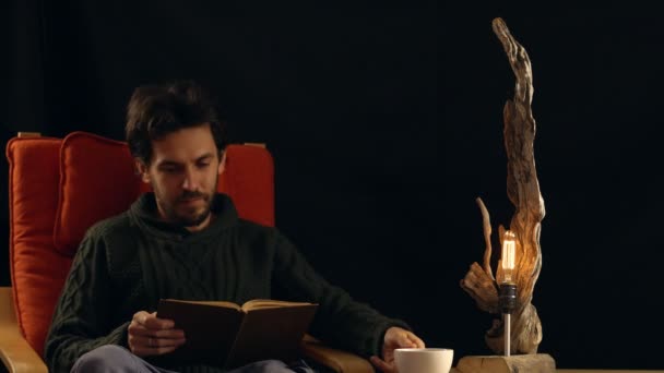ランプの隣にお茶を飲む男 — ストック動画