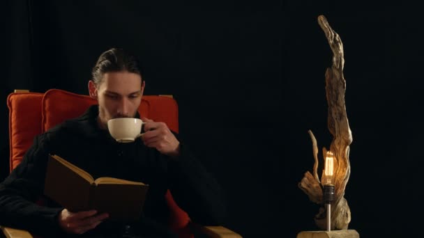 Άνθρωπος Που Πίνει Τσάι Δίπλα Στο Λαμπτήρα — Αρχείο Βίντεο