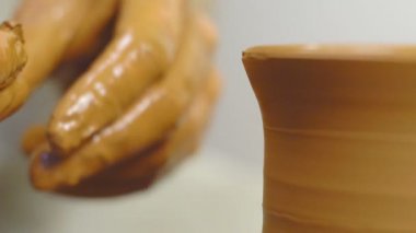 bir sürahi Potter yapar