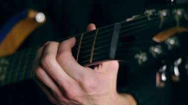 adam gitar çalıyor