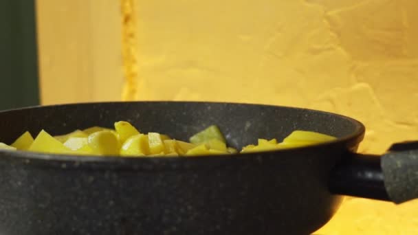 Смажити Картоплю Сковороді — стокове відео