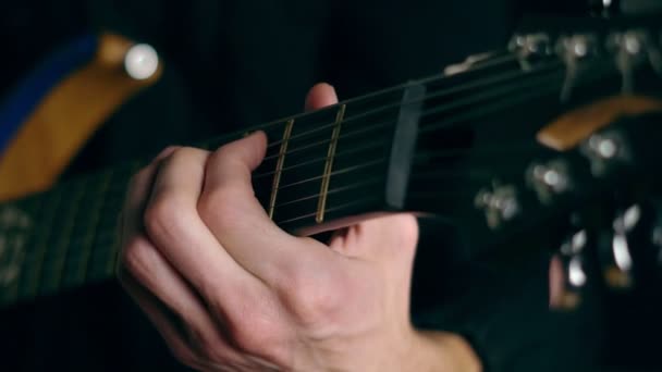 Cara Toca Guitarra — Vídeo de Stock