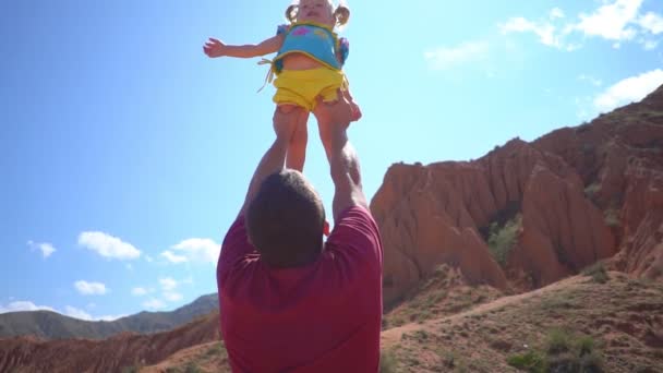 Pai Com Criança Nas Montanhas — Vídeo de Stock
