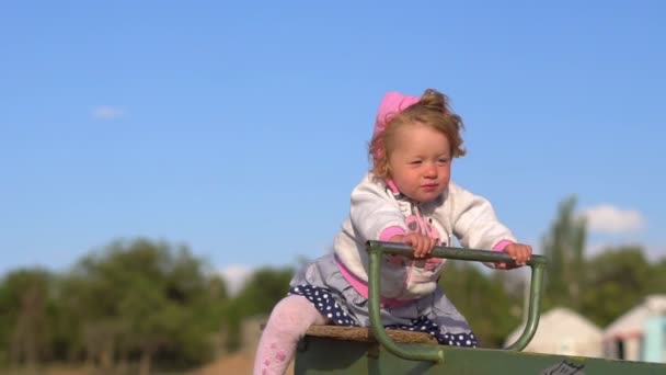 Niño Balanceándose Columpio — Vídeo de stock