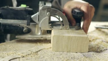 Marangoz atölyede çalışıyor.