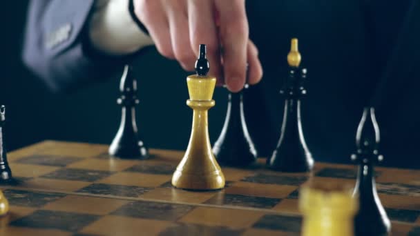 Homem Fato Jogar Xadrez — Vídeo de Stock
