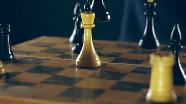 Muž Obleku Který Hraje Šachy — Stock video