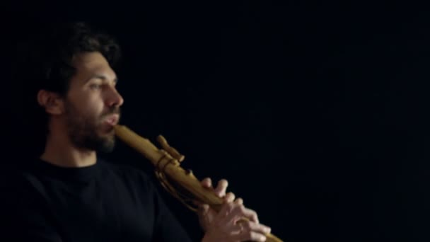 Человек Играет Флейте — стоковое видео