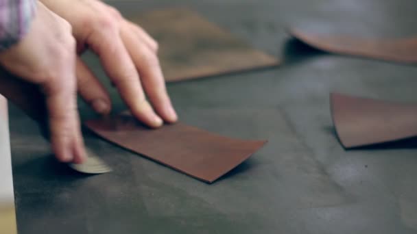 坦纳用砂纸磨碎皮肤 — 图库视频影像