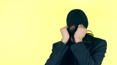 şapkalı sakallı adam