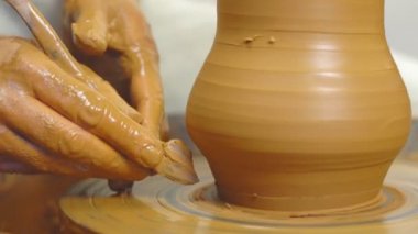 bir sürahi Potter yapar