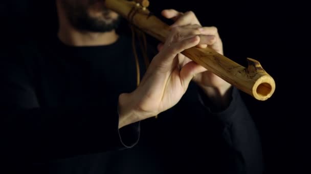 Hombre Tocando Flauta — Vídeos de Stock