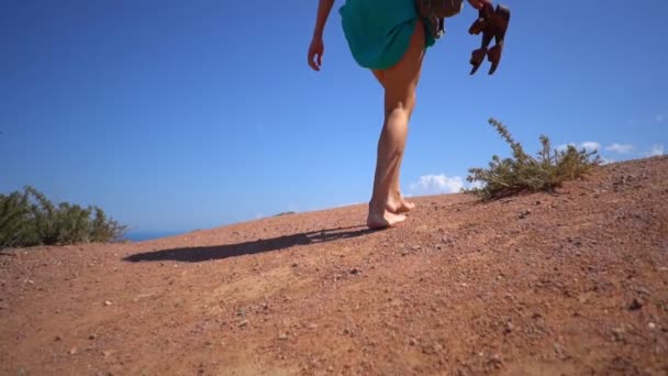 Meisje lopen op blote voeten op de grond — Stockvideo