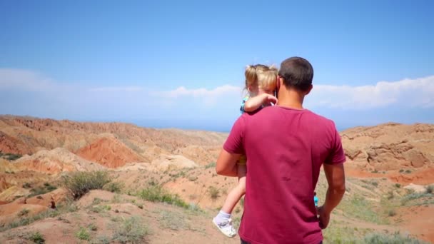 Padre con el niño en las montañas — Vídeo de stock