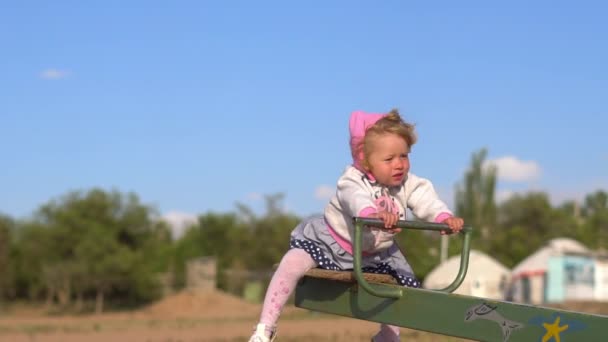 Barn gungar på en gunga — Stockvideo