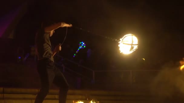 Novokuzneck, Rusia, 21.10.2018: espectáculo de fuego en la calle — Vídeos de Stock