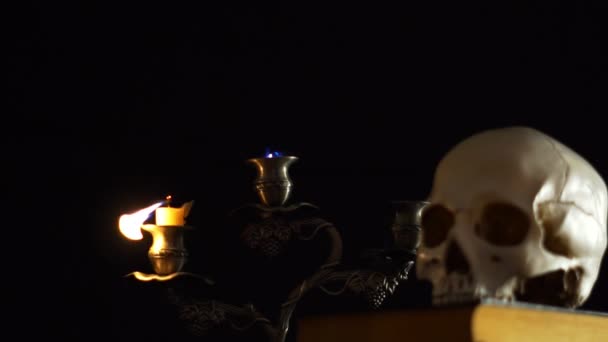 해골과 촛불 — 비디오