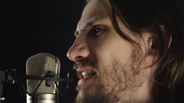 De man zingt in de Studio — Stockvideo