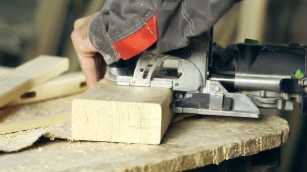 Плотник, работающий в мастерской — стоковое видео