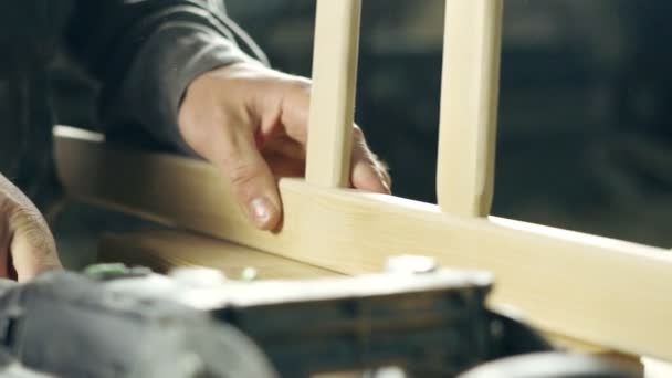 Carpintero trabajando en el taller — Vídeos de Stock