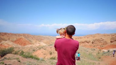 dağlarda çocuk ile baba