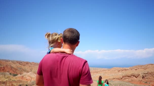 Padre Con Niño Las Montañas — Vídeo de stock