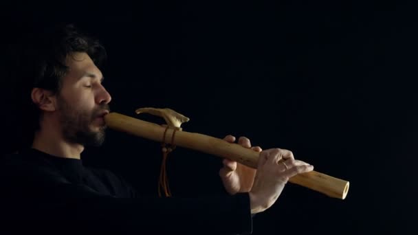 Hombre Tocando Flauta — Vídeos de Stock