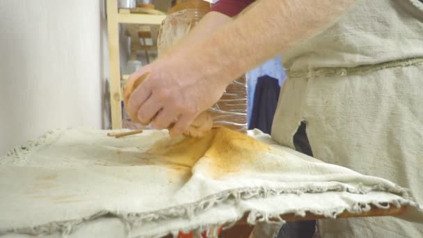 陶工が粘土を練る — ストック動画